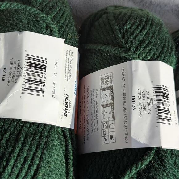 Bernat Softee Chunky Yarn in Dark Green, 4 Skiens Same Lot+ 1 Large Skien, Lot 1 - Picture 6 of 12